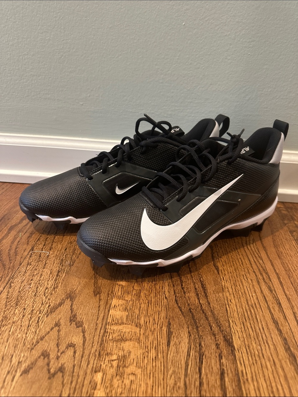 Nike Men’s Black & White FastFlex Athletic Cleats with Prominent Swoosh sz 9.5